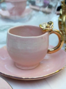 Tasse mit Blüte vergoldet