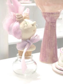 Glasflasche mit Rosenelfe